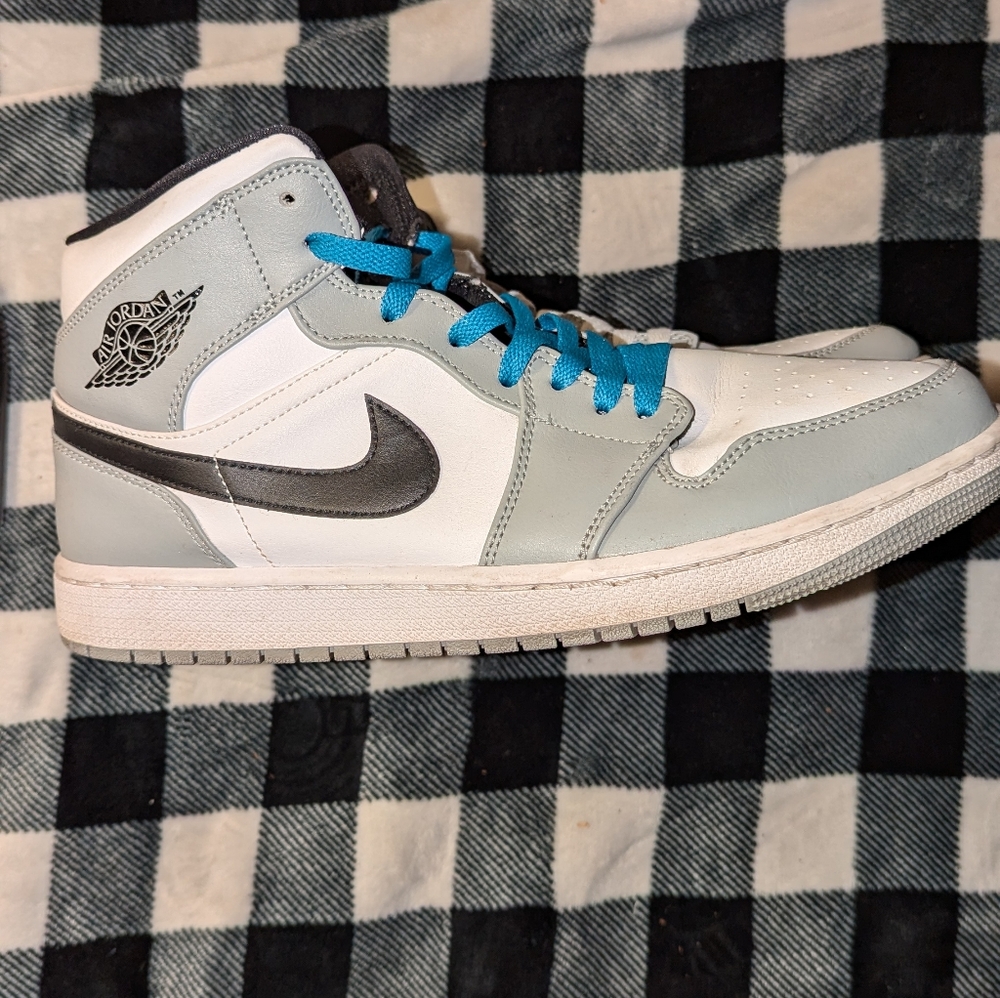 Air Jordan 1 mid Light smoke grey